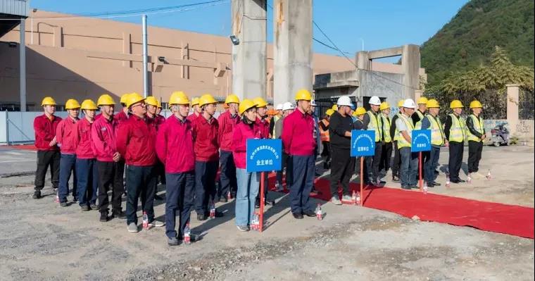 項目業主單位、建筑單位和監理單位以及其他項目參與人員共同出席了開工儀式 項目業主單位、建筑單位和監理單位以及其他項目參與人員共同出席了開工儀式