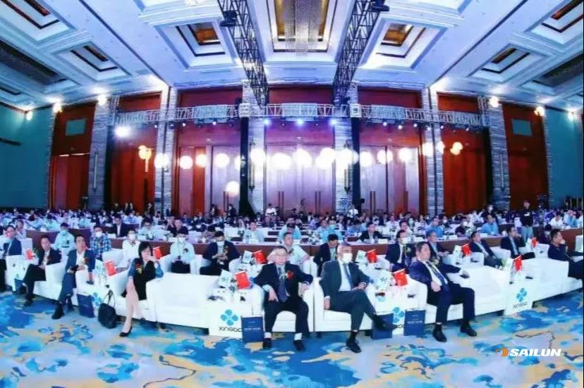 來自全球各地的300多位行業領袖、專家、學者參加峰會 來自全球各地的300多位行業領袖、專家、學者參加峰會