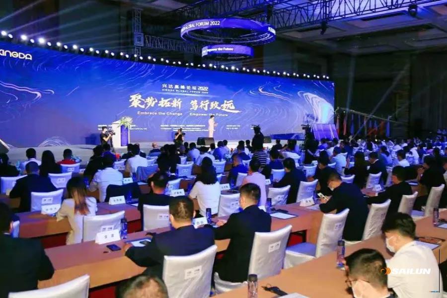 來自全球各地的300多位行業領袖、專家、學者參加峰會 來自全球各地的300多位行業領袖、專家、學者參加峰會